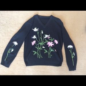 Vintage Floral embroidered V-neck sweater Medium